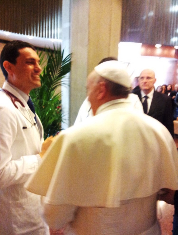 Papa Francesco benedice mani Dott. Marco Miglionico